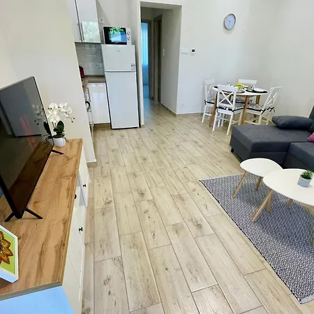 Voeroesmarty Apartmanhaz Mako