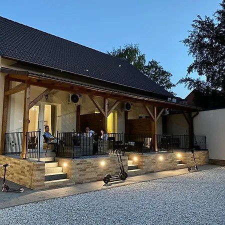 Vörösmarty Apartamento *